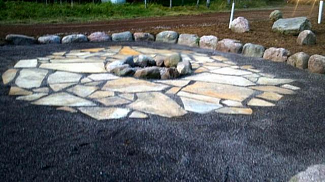 Firepit with Mesquite flagstone and traprock 2